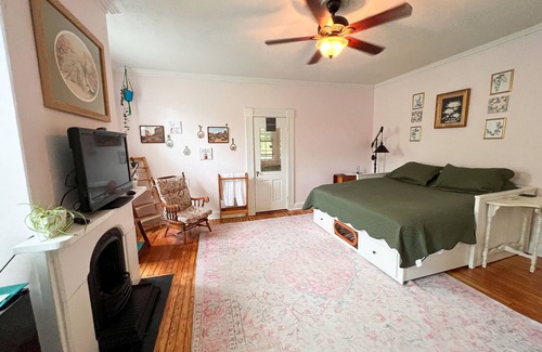 Elizabeth City Bed & Breakfast | King B&B room 1 hour from the OBX & Hampton Roads