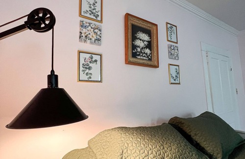 Elizabeth City Bed & Breakfast | King B&B room 1 hour from the OBX & Hampton Roads