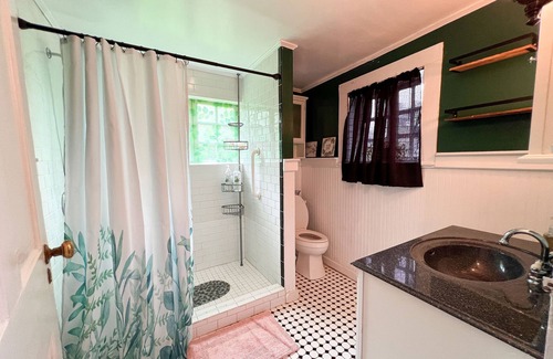 Elizabeth City Bed & Breakfast | King B&B room 1 hour from the OBX & Hampton Roads