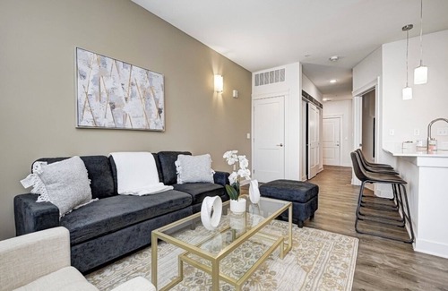 Indianapolis Apartment | KING BED- 1BED/1BATH- *IN THE HEART OF BROAD RIPPLE *
