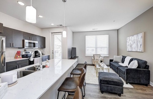 Indianapolis Apartment | KING BED- 1BED/1BATH- *IN THE HEART OF BROAD RIPPLE *