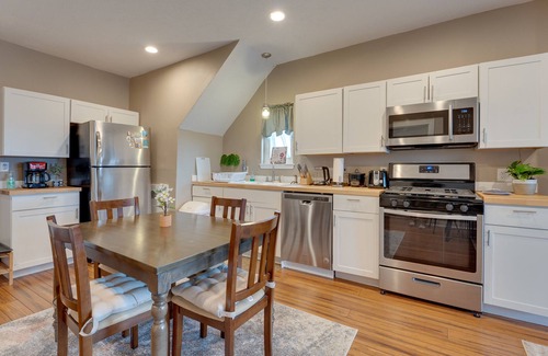 Central Northside Apartment | King Bed - 2 BR Apt with City Views. Pet friendly. Free parking!