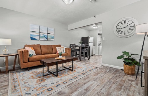 Appleton House | King bed 2BR Suite in the Heart of Appleton