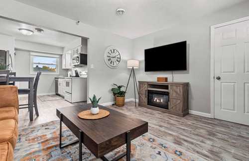 Appleton House | King bed 2BR Suite in the Heart of Appleton