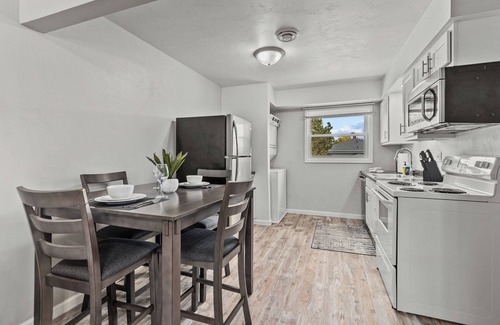 Appleton House | King bed 2BR Suite in the Heart of Appleton
