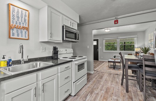 Appleton House | King bed 2BR Suite in the Heart of Appleton
