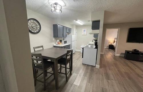Oaks Historic District Apartment | King Bed 2BR Unit Free Parking
