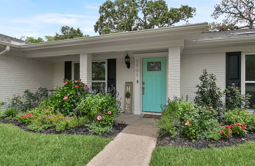 Camelot House | King Bed, 85 inch TV, 4Bd, Close to Campus, Perfect for Families