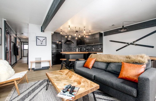 Dunkin Hill Condo | King Bed and Bunks/Office. Free Bus to Town/Skiing. Sweet View!