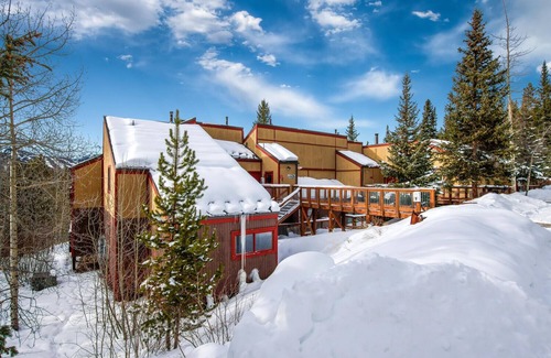 Dunkin Hill Condo | King Bed and Bunks/Office. Free Bus to Town/Skiing. Sweet View!