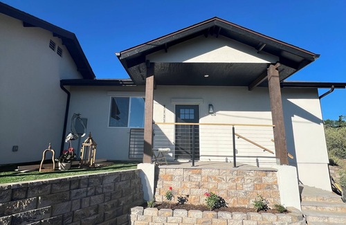 Prescott Cottage | King bed and sunset views pine trees and hiking trails await you! Pinetreepalace