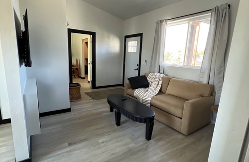 Prescott Cottage | King bed and sunset views pine trees and hiking trails await you! Pinetreepalace