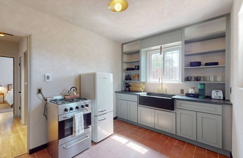 Raynolds Addition Apartment | King Bed | Centrally Located