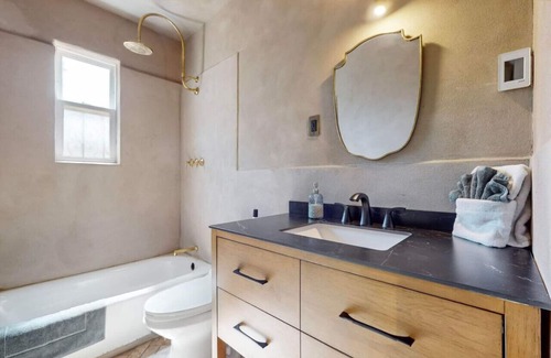 Raynolds Addition Apartment | King Bed | Centrally Located