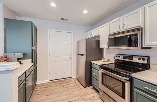 Charlotte House | King Bed-Clean & Cozy Townhome in University Area