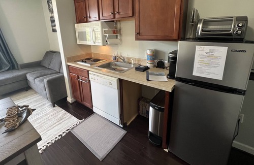 Huddleston Resort | King bed corner studio Mariners Resort w/ Amenities indoor pool
