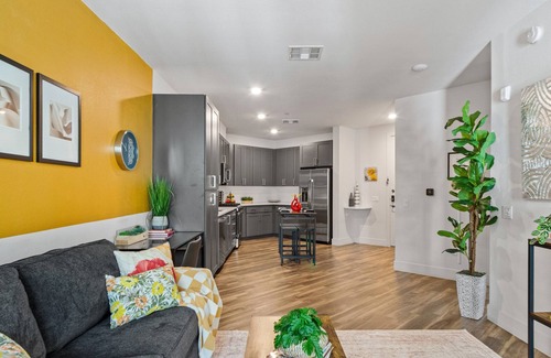 North Scottsdale Condo | King Bed※Courtyard View※Pool+Games※Instant Booking