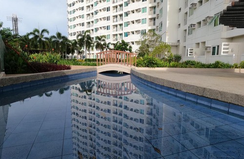 Muntinlupa Apartment | King Bed Deluxe- Cozy & Stylish Place in the Metro
