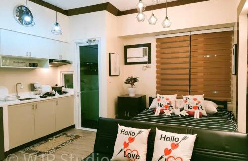 Muntinlupa Apartment | King Bed Deluxe- Cozy & Stylish Place in the Metro