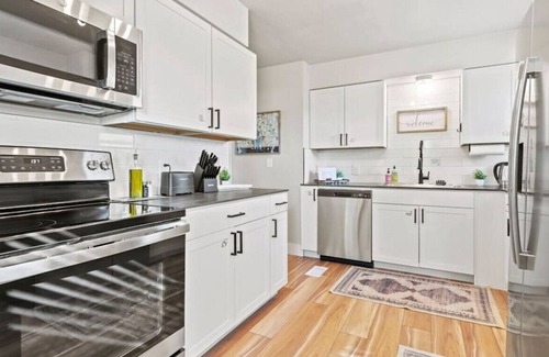 Spokane House | King Bed | Dining Room Table for 8 | 5m Downtown