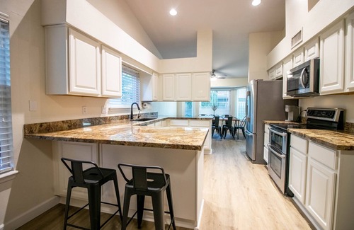 Gilbert House | King Bed - Downtown Gilbert - Hot Tub, Pool, Entertainment, Arcades + Projector!
