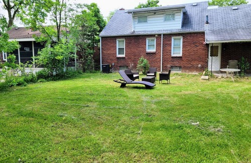 Cheektowaga House | King bed fenced backyard and parking