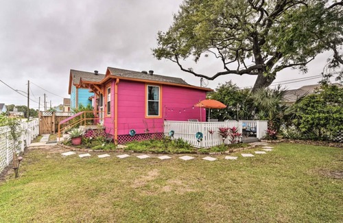 San Jacinto Cottage | King Bed-Fenced Yard-Free Parking-Dog Friendly-East End