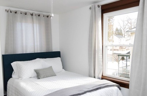 Paradise House | King Bed + Firepit + 3 mins to Cherry Crest Farm