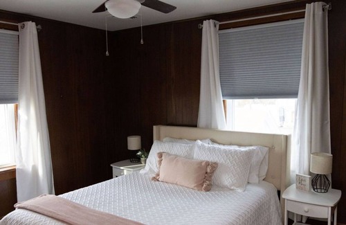 Paradise House | King Bed + Firepit + 3 mins to Cherry Crest Farm