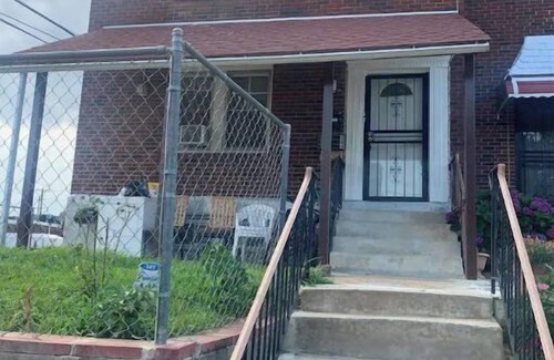 Foxcroft Square Apartment | King Bed & Free Parking in Rhawnhurst!
