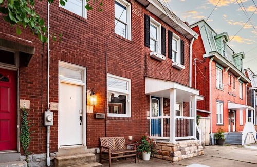 South Side Flats House | King Bed | Free Parking | Arcade | Fire Pit