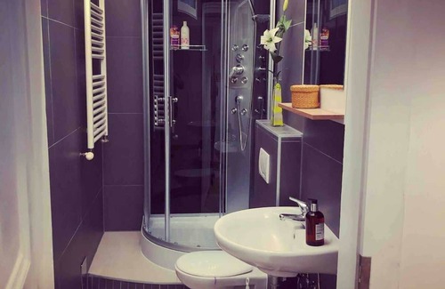 Himmelpfortgrund Apartment | King bed free parking fast wifi pet friendly