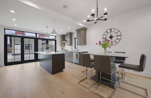 Italian Village House | King Bed– Free Parking- Short North- Convention