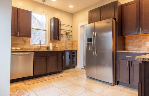 Merion Village House | King Bed Free Parking Walk to Schiller Park Private Backyard