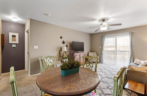 Manhattan House | King Bed, Garage and Free Parking, Scenic Deck KMN1213
