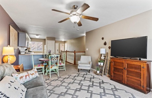 Manhattan House | King Bed, Garage and Free Parking, Scenic Deck KMN1213