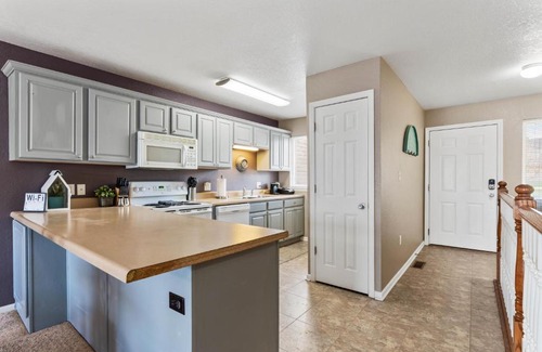 Manhattan House | King Bed, Garage and Free Parking, Scenic Deck KMN1213