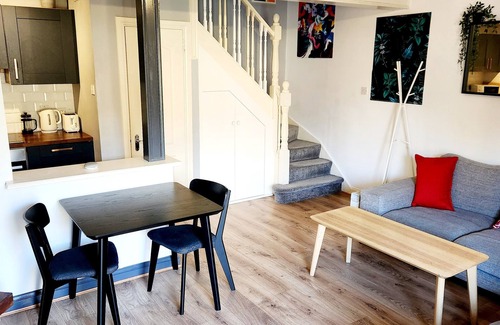 Dublin House | King Bed, Great Location, Close to City Centre/3Arena With Free Private Parking!