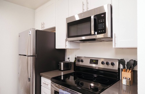 Westlake Village Apartment | King Bed, Hottub, Gym, W/D, Parking, Balcony