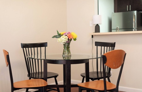 Westlake Village Apartment | King Bed, Hottub, Gym, W/D, Parking, Balcony