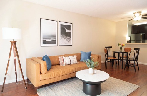 Westlake Village Apartment | King Bed, Hottub, Gym, W/D, Parking, Balcony