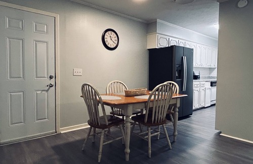 Tougaloo House | *King* Bed In Heart of City Close to the Reservoir