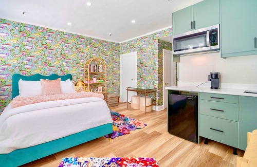 Palm Beach - West Palm Beach Hotel | King Bed Mermaid Suite , free parking, heart of Palm Beach