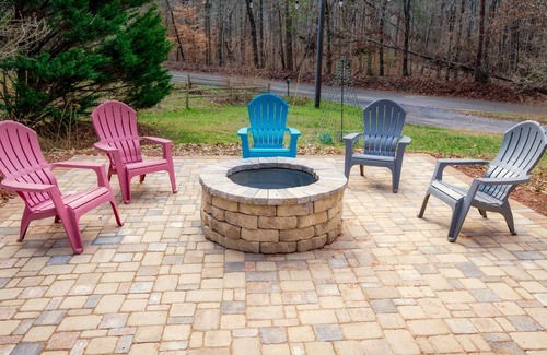 Chatsworth Cabin | KING BED, Minutes to Lake, Pets Welcome, Fire Pit