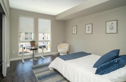 Mountain View Apartment | KING BED Modern 2 Bed 2 Bath Pool & Hot Tub