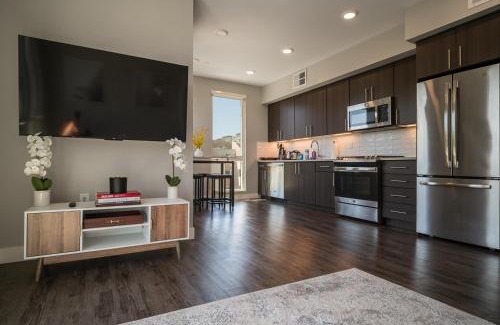 Mountain View Apartment | KING BED Modern 2 Bed 2 Bath Pool & Hot Tub