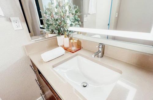 Mountain View Apartment | KING BED Modern 2 Bed 2 Bath Pool & Hot Tub