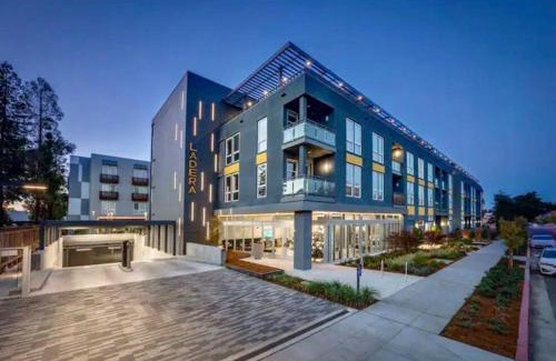 Mountain View Apartment | KING BED Modern 2 Bed 2 Bath Pool & Hot Tub