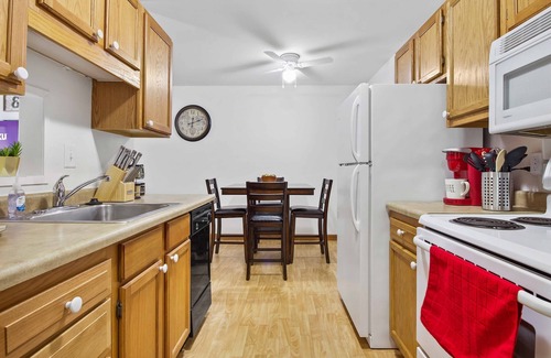 Wauwatosa Apartment | King Bed - Near Froedtert - FAST WiFi