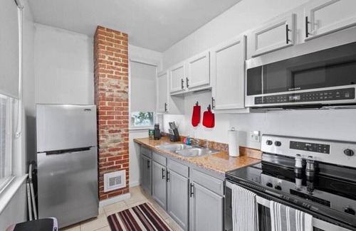 Lawrenceville Apartment | King Bed, Pet Friendly, Retro-Inspired!